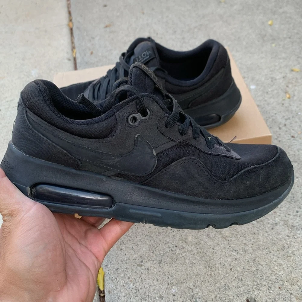 Nike Kids Black Sneakers - Youth Size 5.5 - Picture 2 of 10